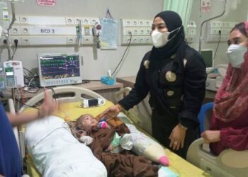 Jenguk Abidzar Ramadhan, Ketua TP-PKK Kaltara Serahkan Bantuan untuk Operasi