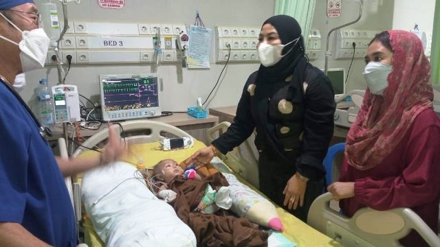 Jenguk Abidzar Ramadhan, Ketua TP-PKK Kaltara Serahkan Bantuan untuk Operasi