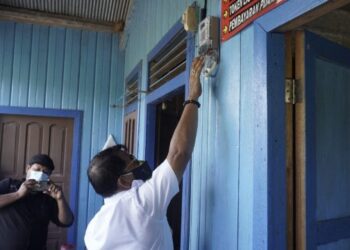 Kado HLN, Gubernur Zainal Resmikan Pengaliran Listrik di 14 Desa
