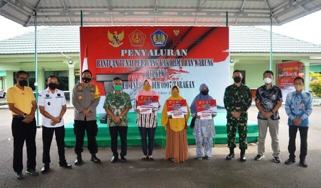 Kodim 0907/Tarakan Salurkan BTPKLW, Wali Kota Khairul Ajak Pedagang Segera Divaksin