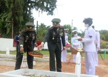 Sambut HUT ke-76 TNI, Dandim 0907/Trk Pimpin Ziarah Makam dan Tabur Bunga