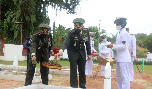 Sambut HUT ke-76 TNI, Dandim 0907/Trk Pimpin Ziarah Makam dan Tabur Bunga