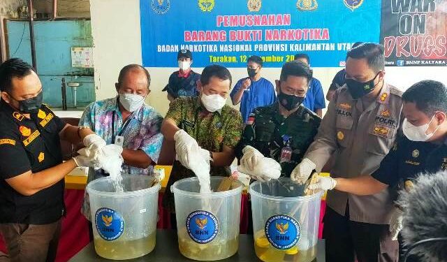 Musnahkan 2,9 Kilogram Sabu, Dua Pelaku Diamankan, Satu Orang Dalam Pencarian
