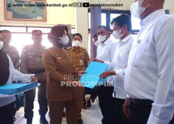 Serahkan SK 21 Ketua RT, Bupati Laura Pesan Laksanakan Tugas dengan Integritas dan Bertanggungjawab