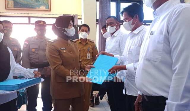 Serahkan SK 21 Ketua RT, Bupati Laura Pesan Laksanakan Tugas dengan Integritas dan Bertanggungjawab