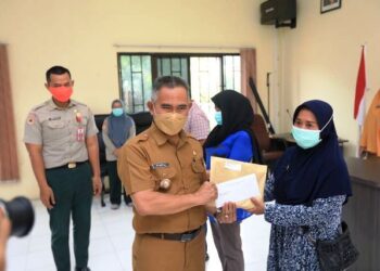 Wali Kota Khairul Serahkan Bantuan Masyarakat dan Pemkot Tarakan kepada Korban Kebakaran di Sebengkok