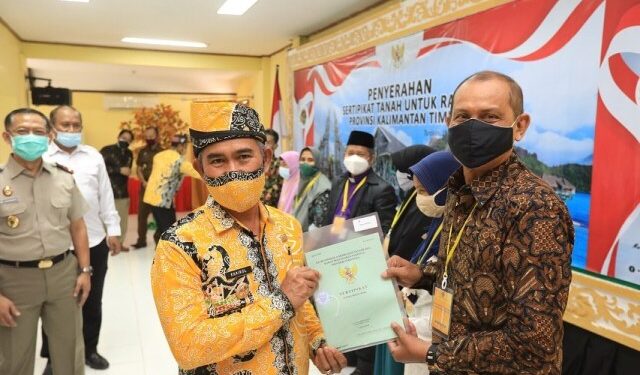 Serahkan Sertifikat Tanah, Wali Kota Khairul Berharap Tahun Depan Kota Tarakan Menjadi Kota Lengkap