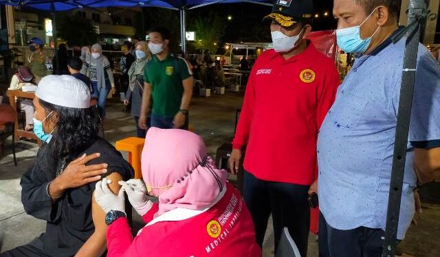 Optimalkan Capaian di Tarakan, Binda Kaltara Bersama Puskesmas Gunung Lingkas Gelar Vaksinasi Malam Hari