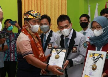 Gubernur Zainal Serahkan Penghargaan untuk Siswa-siswi Kaltara Berprestasi pada 7 Ajang Nasional