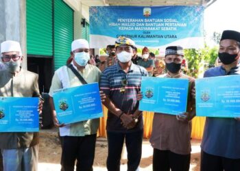 Gubernur Zainal Serahkan Bantuan untuk Masyarakat Korban Kebakaran dan Pembangunan Masjid di Nunukan