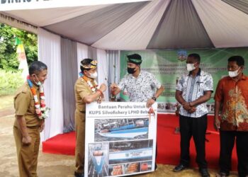 Gubernur Zainal Serahkan Bantuan Alat Ekonomi Produktif untuk Kelompok Tani di KTT