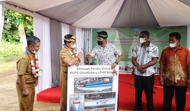 Gubernur Zainal Serahkan Bantuan Alat Ekonomi Produktif untuk Kelompok Tani di KTT