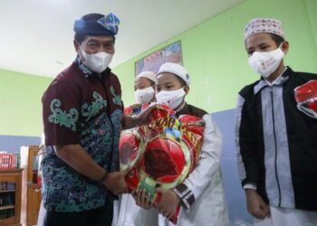 Serahkan Bansos di Yayasan LKSA Abqariyyin Hisaan, Gubernur Zainal Apresiasi Santri Berprestasi