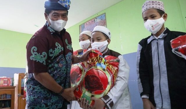 Serahkan Bansos di Yayasan LKSA Abqariyyin Hisaan, Gubernur Zainal Apresiasi Santri Berprestasi