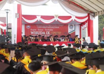 Wakili Gubernur Zainal, Sekprov Suriansyah Ajak Wisudawan Adaptif dengan Pembangunan Cepat Kaltara