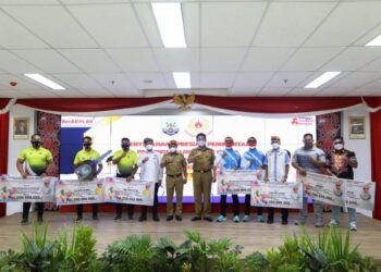 Penuhi Janji, Gubernur Zainal dan Wagub Yansen TP Serahkan Penghargaan Mobil dan Uang Pembinaan Kepada Peraih Medali di PON Papua