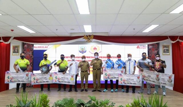 Penuhi Janji, Gubernur Zainal dan Wagub Yansen TP Serahkan Penghargaan Mobil dan Uang Pembinaan Kepada Peraih Medali di PON Papua