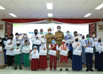 Serahkan Beasiswa Kaltara Unggul, Gubernur Zainal Harap Peningkatan SDM Kaltara