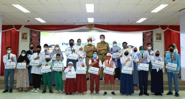 Serahkan Beasiswa Kaltara Unggul, Gubernur Zainal Harap Peningkatan SDM Kaltara