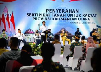 Serahkan Sertifikat Tanah, Presiden Jokowi Instruksikan Jajarannya Tingkatkan Target Penyerahan di Kaltara Tahun 2022