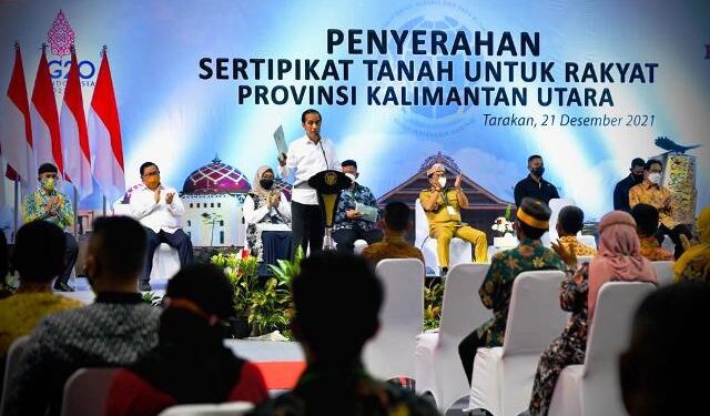 Serahkan Sertifikat Tanah, Presiden Jokowi Instruksikan Jajarannya Tingkatkan Target Penyerahan di Kaltara Tahun 2022