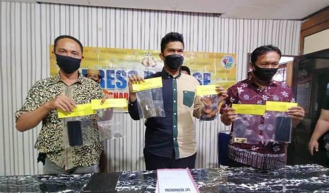 Satuan Reskoba Polres Tarakan Amankan Dua Tersangka dan Barang Bukti Ganja 51,4 Gram