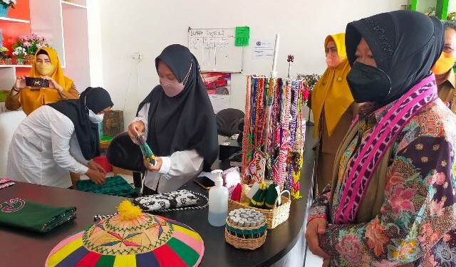 Pastikan Hadirnya Lumbung Sosial di Lokasi, Soal Penanganan Banjir Mensos Tri Rismaharini akan Sampaikan ke Kementerian Terkait