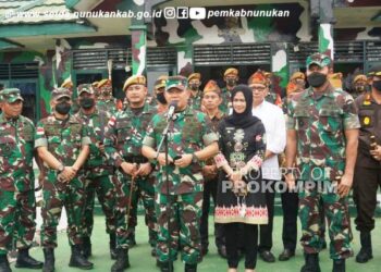 Tiba di Sebatik, Kasad Jenderal TNI Dudung Abdurachman Beri Motivasi kepada Prajurit Satgas Pamtas RI – Malaysia