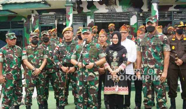 Tiba di Sebatik, Kasad Jenderal TNI Dudung Abdurachman Beri Motivasi kepada Prajurit Satgas Pamtas RI – Malaysia