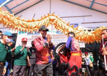 Gubernur Zainal Rajut Kebersamaan dengan Masyarakat dalam Jalan Santai FKUB