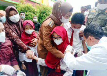 Launching Vaksinasi Usia 6-12 Tahun, Bupati Laura Tekankan Vaksin Aman untuk Anak