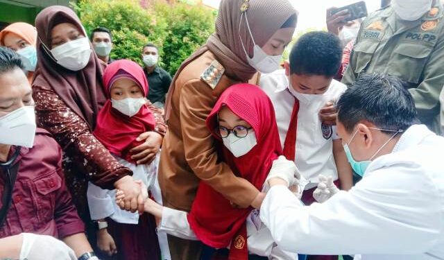 Launching Vaksinasi Usia 6-12 Tahun, Bupati Laura Tekankan Vaksin Aman untuk Anak
