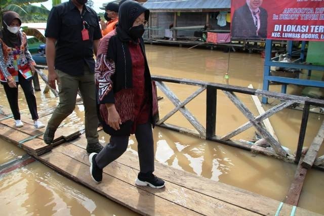 Kunjungi Desa Perbatasan RI-Malaysia, Mensos Penuhi Kebutuhan Dasar Warga dan Salurkan Bantuan Banjir