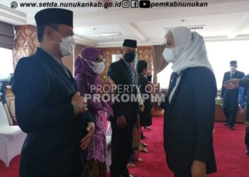 Bupati Nunukan Hj. Asmin Laura Hafid melantik pejabat tinggi pratama, pejabat administrator dan jabatan fungsional. (foto: Bagian Prokompim Setda Nunukan)