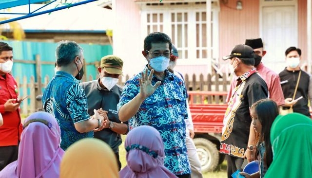 Serahkan Bantuan, Wagub Yansen Minta Masyarakat Malinau Tanggap Bencana