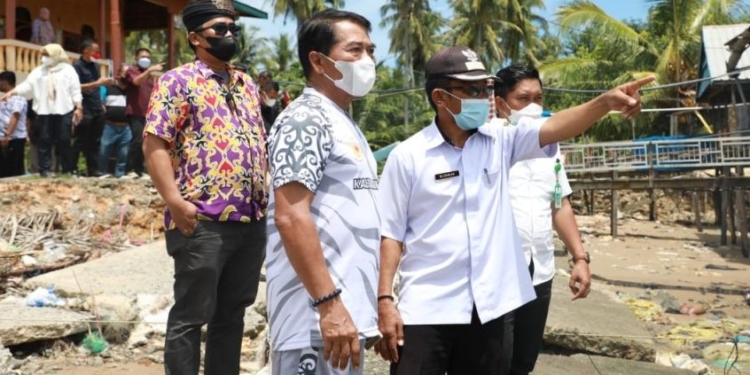 Gubernur Zainal Tinjau Lokasi Abrasi di Tanjung Aru