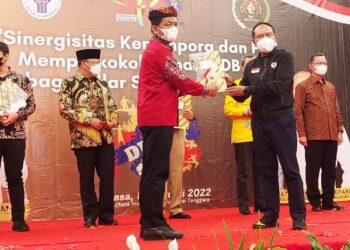 Gubernur Kaltara Raih Penghargaan Inisiator Olahraga Indonesia 2022