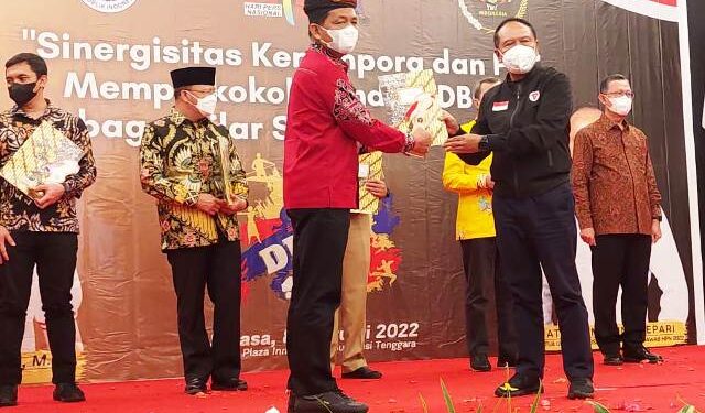 Gubernur Kaltara Raih Penghargaan Inisiator Olahraga Indonesia 2022