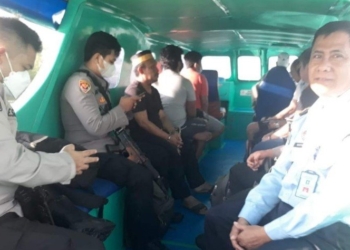 Pemindahan warga binaan Lapas Tarakan dikawal aparat keamanan. (foto: Humas Lapas Tarakan)