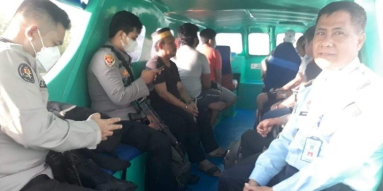 Pemindahan warga binaan Lapas Tarakan dikawal aparat keamanan. (foto: Humas Lapas Tarakan)