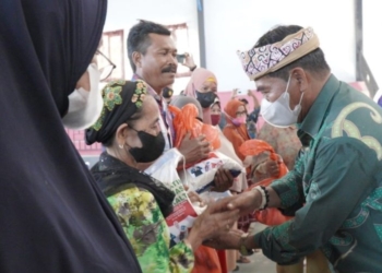 Gubernur Zainal Kembali Serahkan Bantuan Sembako untuk Masyarakat