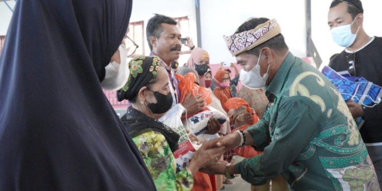 Gubernur Zainal Kembali Serahkan Bantuan Sembako untuk Masyarakat