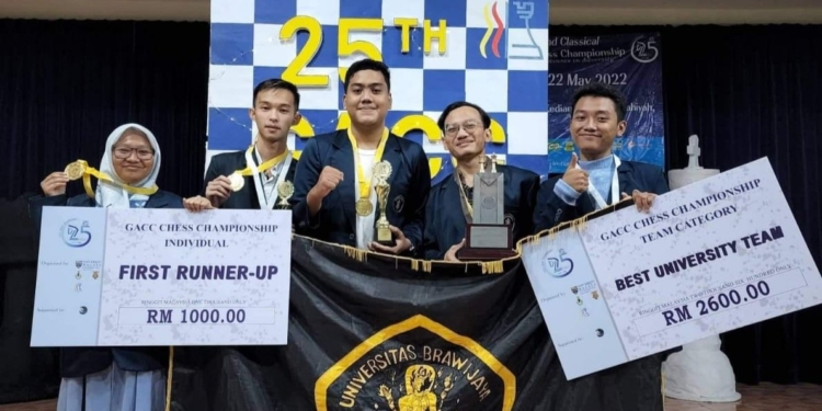 Michael Owen dan rekan-rekannya mempersembahkan 1 emas dan 1 perak bagi tim catur Universitas Brawijaya Malang. (foto: Michael Owen)