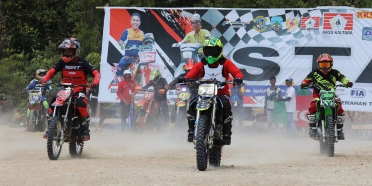 Gubernur Berharap Kejurnas Grasstrack Jadi Spirit Crosser Lokal