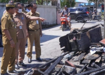 Gubernur Berikan Bantuan di Dua Lokasi Kebakaran