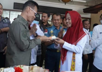 Bupati Laura Terharu di Hari Ulang Tahunnya  