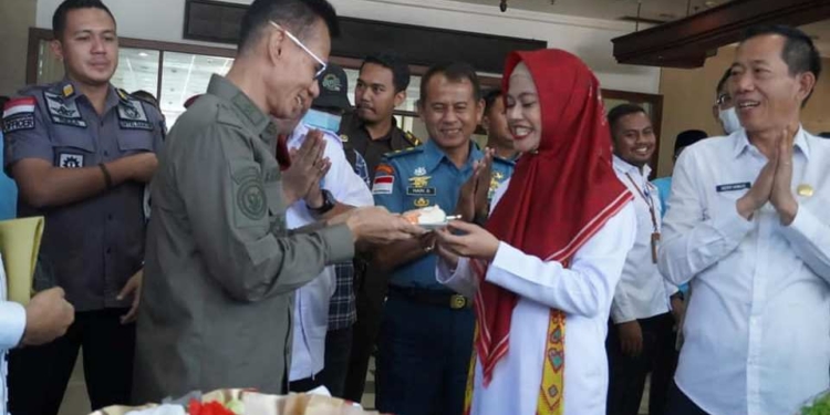 Bupati Laura Terharu di Hari Ulang Tahunnya  