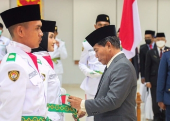Gubernur Kukuhkan 40 Anggota Pasukan Pengibar Bendera
