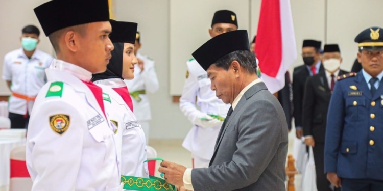 Gubernur Kukuhkan 40 Anggota Pasukan Pengibar Bendera