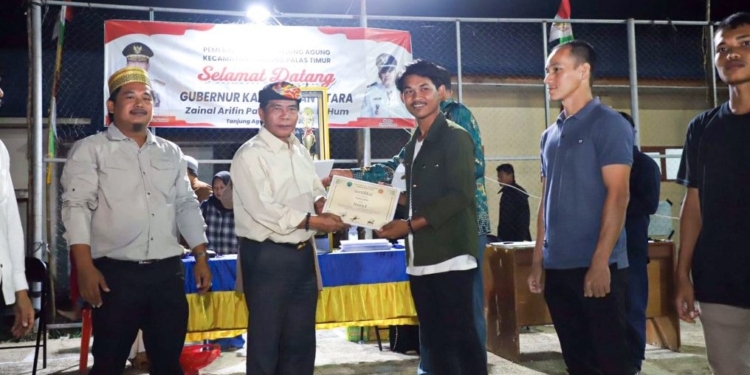 Gubernur Hadiahkan Beragam Peralatan Olahraga kepada Masyarakat